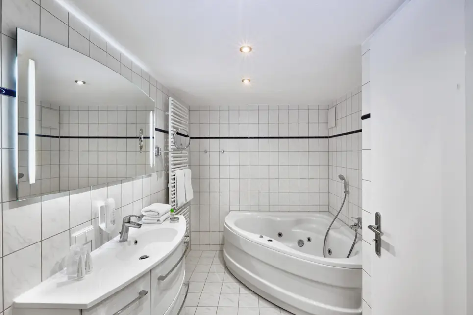 Badezimmer in einem Apartment im H+ Hotel Ferienpark Usedom - Offizielle Webseite